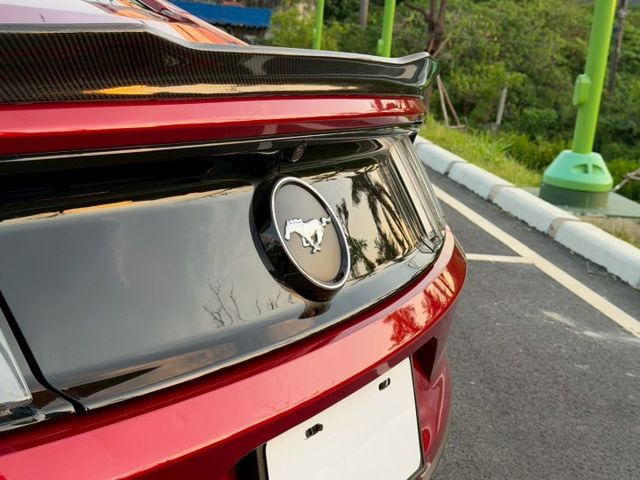 Mustang 認證車 經典美式跑車外型 霸氣肌肉線條搭配低趴車身 操控俐落 動力充沛 日常代步或假日出遊都有駕馭樂趣  第15張相片