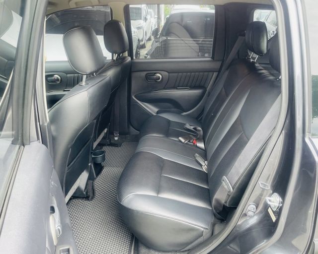 潔承汽車｜LIVINA｜1.6｜原廠影音｜衛星導航｜倒車顯影｜全車原鈑件｜只跑10.2萬｜認證車  第8張相片