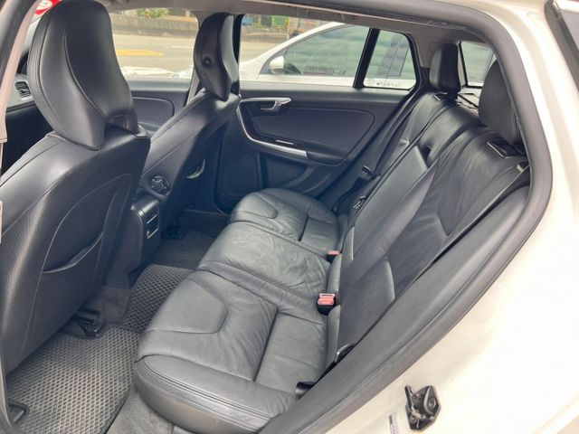 V60 D3 柴油版 ☑原版件美車 ☑車況優質無待修 ☑里程保證 ☑實車在庫 盲點偵測 定速 雙電動椅  第5張相片