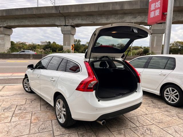 V60 D3 柴油版 ☑原版件美車 ☑車況優質無待修 ☑里程保證 ☑實車在庫 盲點偵測 定速 雙電動椅  第19張相片