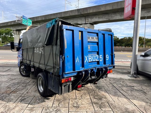 自排 10.5呎 已變更載重五噸 5呎雙芯升降遙控尾門 活動式帆布 順風板 31.8萬公里已更換變速箱 認證車  第4張相片