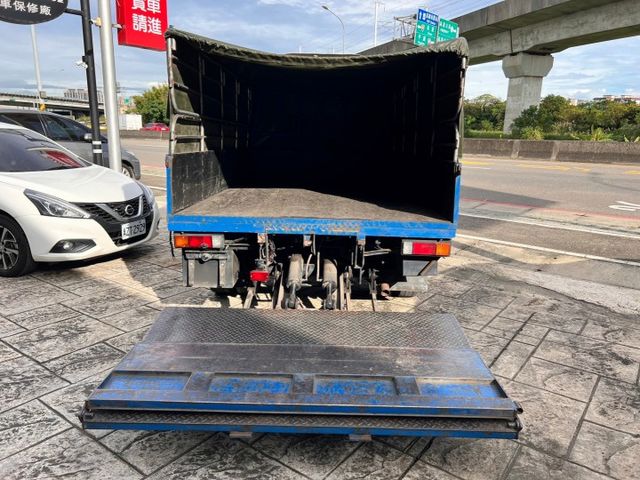 自排 10.5呎 已變更載重五噸 5呎雙芯升降遙控尾門 活動式帆布 順風板 31.8萬公里已更換變速箱 認證車  第13張相片