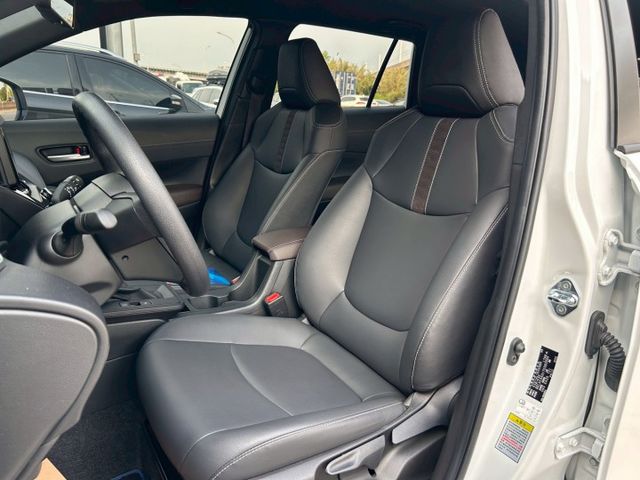 2025 CCross Hybrid油電尊爵｜稀有新古車｜里程不到6000｜環景、盲點、LED、電子手煞  第6張相片