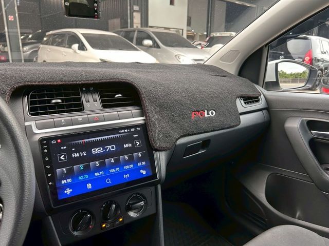 【新手圓夢/代步首選】2011 VW POLO 1.4 | 白色 | 德系工藝 | 安全性極高  第7張相片