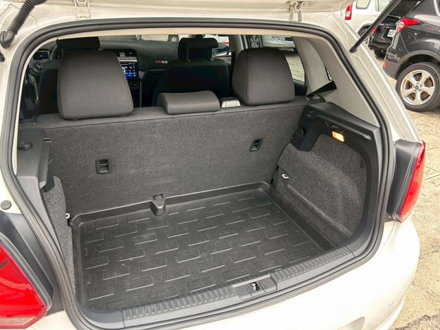 【新手圓夢/代步首選】2011 VW POLO 1.4 | 白色 | 德系工藝 | 安全性極高  第10張相片