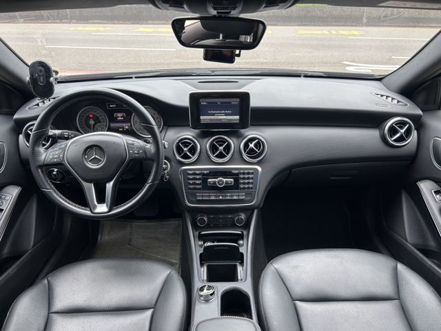 A200CDI☑柴油☑總代理☑跑少☑優質車，全景天窗.雙電動椅.倒車影像.行車紀錄器.換檔撥片.定速.電折後視鏡.恆溫  第6張相片