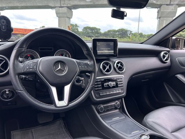 A200CDI☑柴油☑總代理☑跑少☑優質車，全景天窗.雙電動椅.倒車影像.行車紀錄器.換檔撥片.定速.電折後視鏡.恆溫  第9張相片