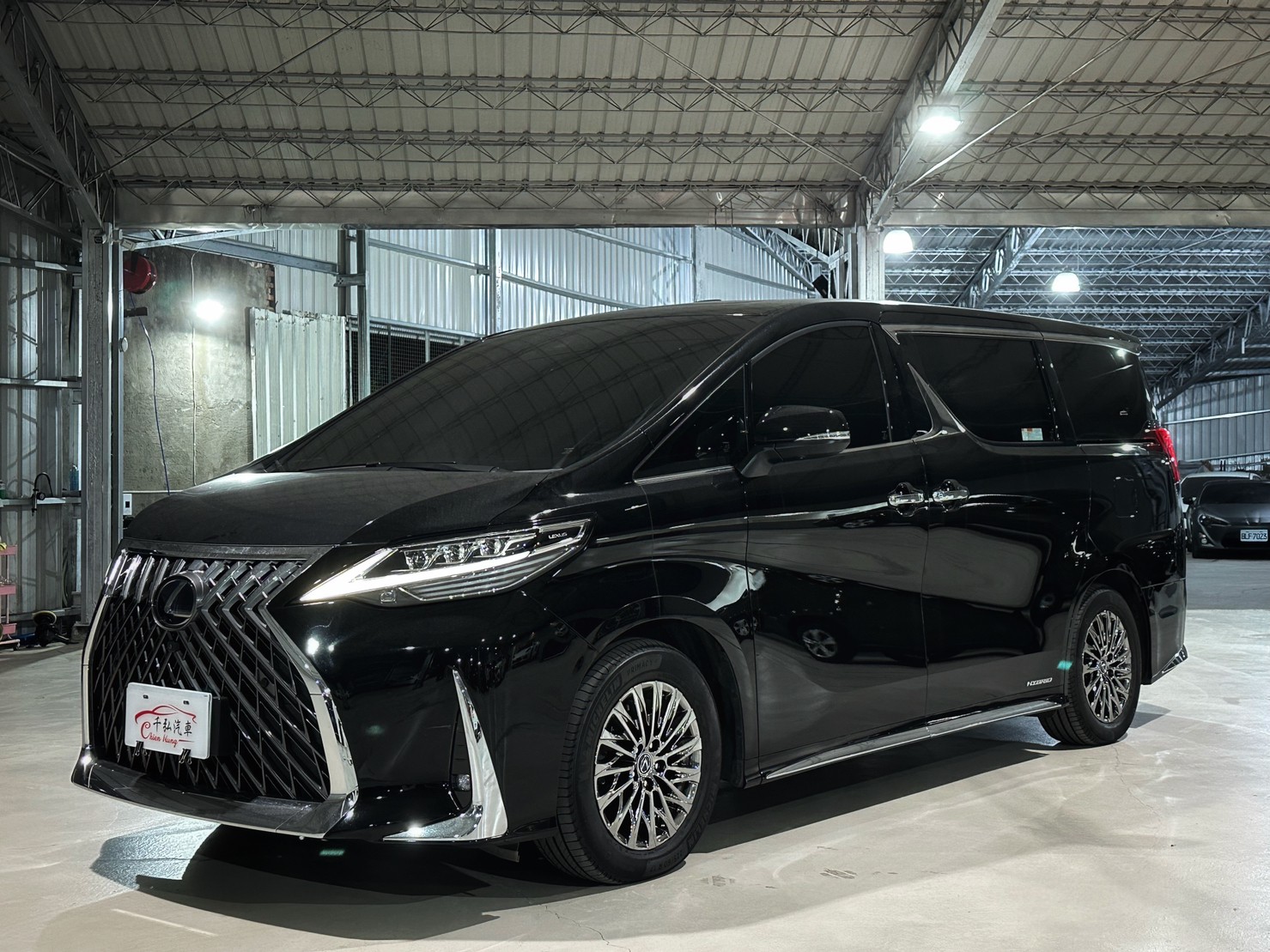 正2021年出廠 Lexus LM 300h七人座  第1張相片