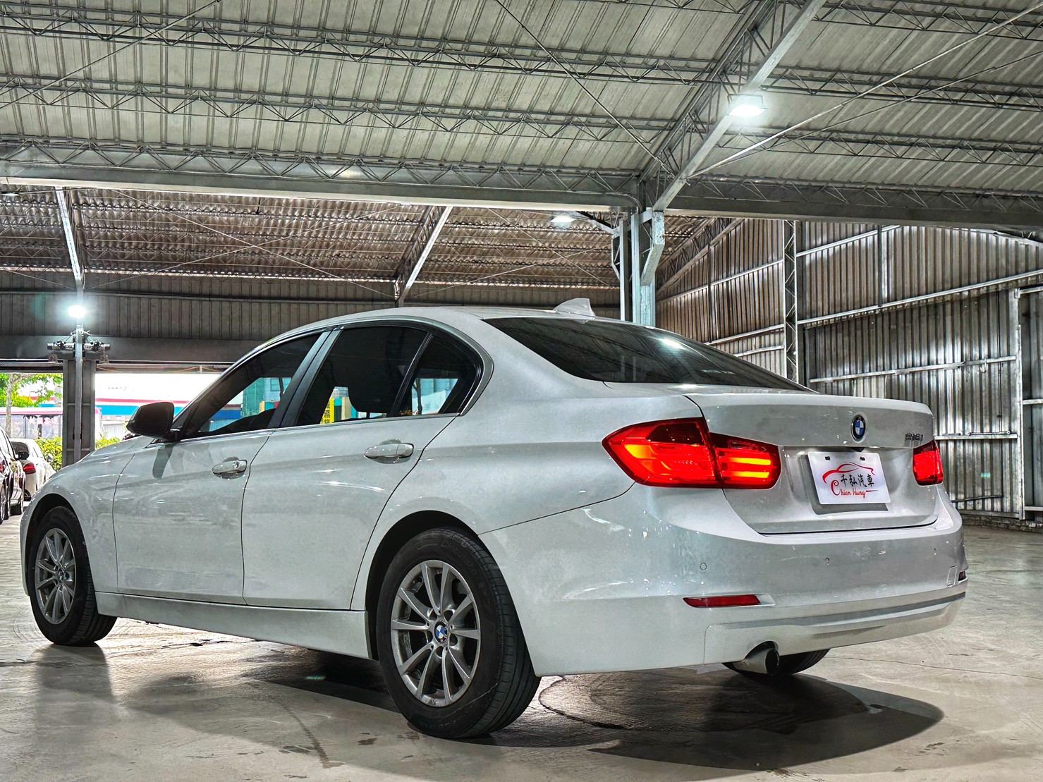 正2015年出廠 BMW 3-Series Sedan 316i  第4張相片