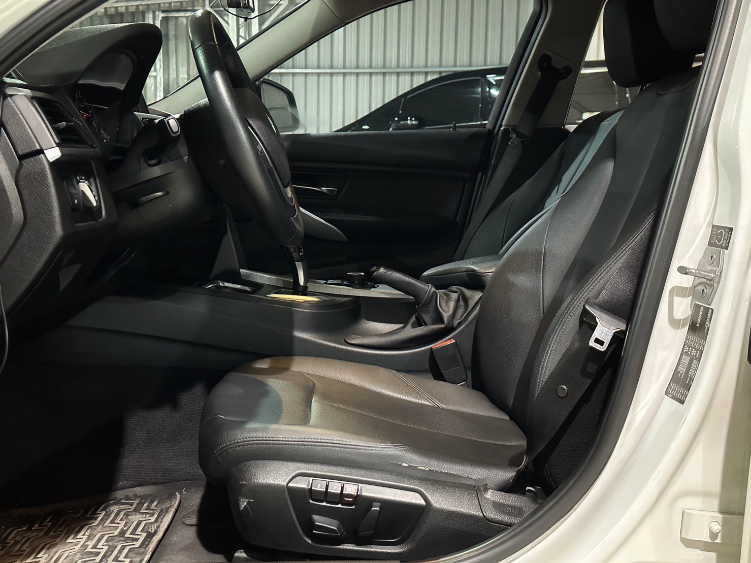 正2015年出廠 BMW 3-Series Sedan 316i  第7張相片