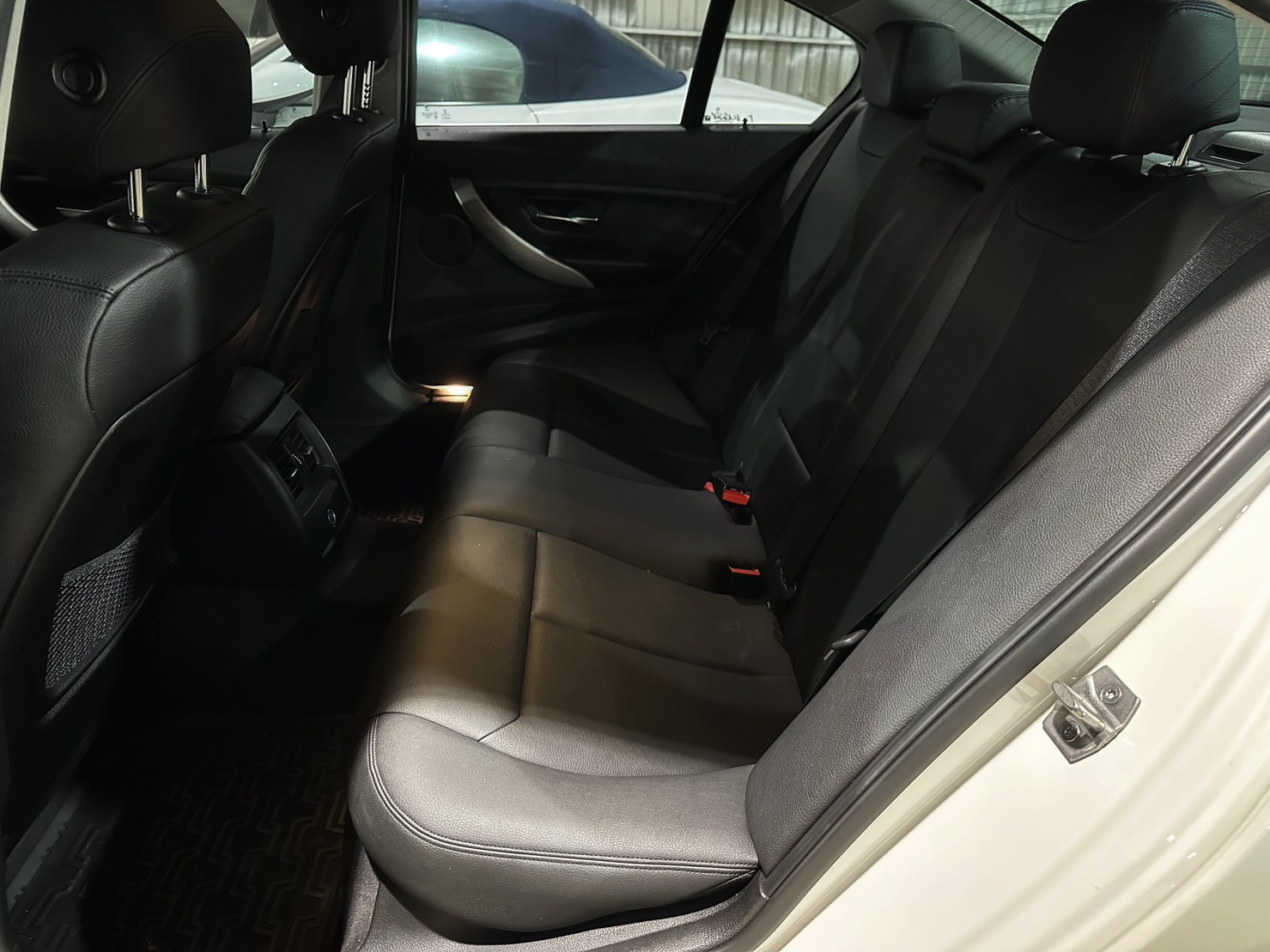 正2015年出廠 BMW 3-Series Sedan 316i  第8張相片