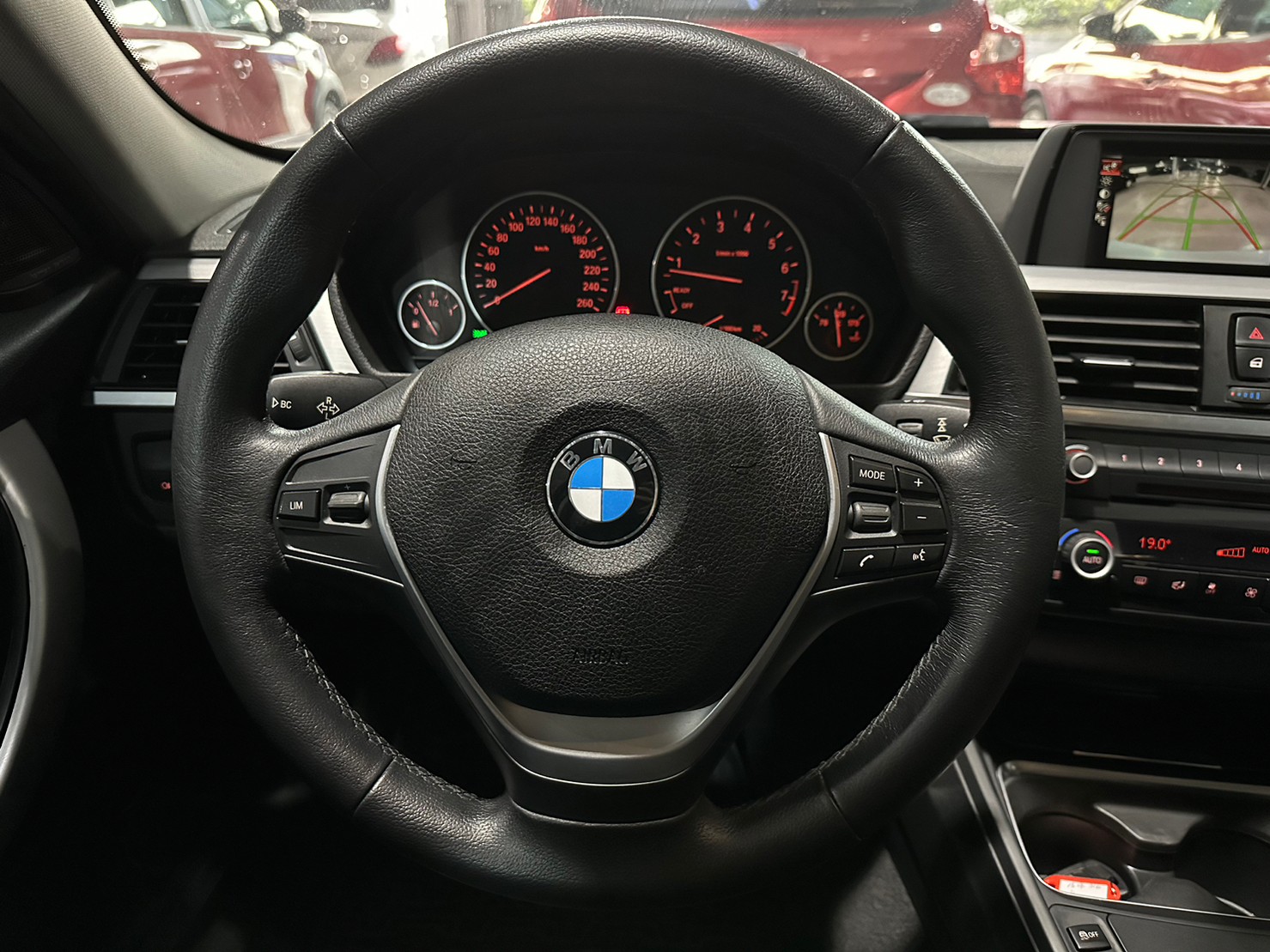 正2015年出廠 BMW 3-Series Sedan 316i  第10張相片