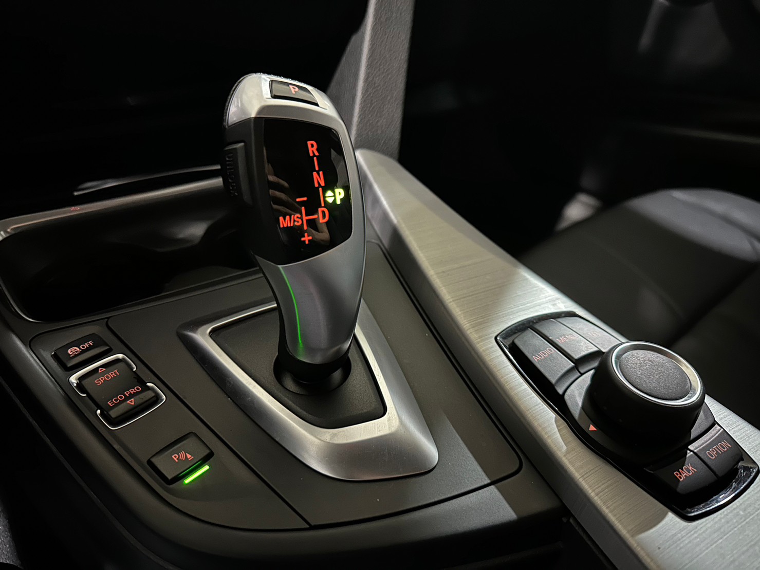 正2015年出廠 BMW 3-Series Sedan 316i  第12張相片