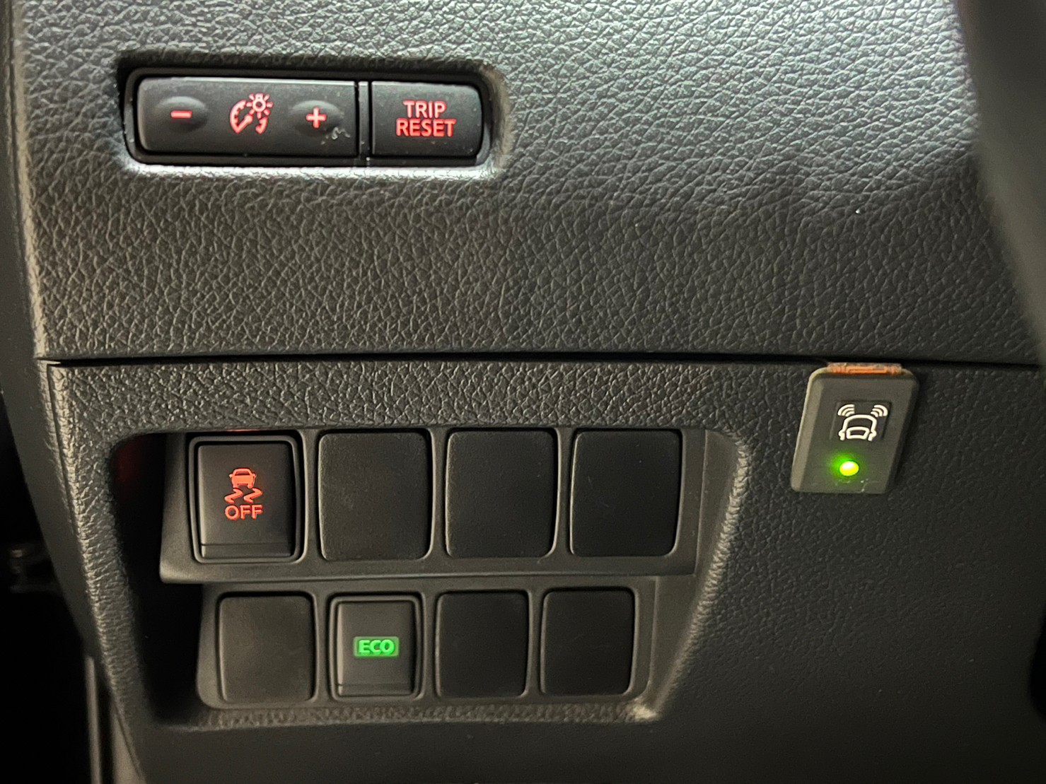 正2015年Nissan X-Trail 2.5豪華影音版  第8張相片