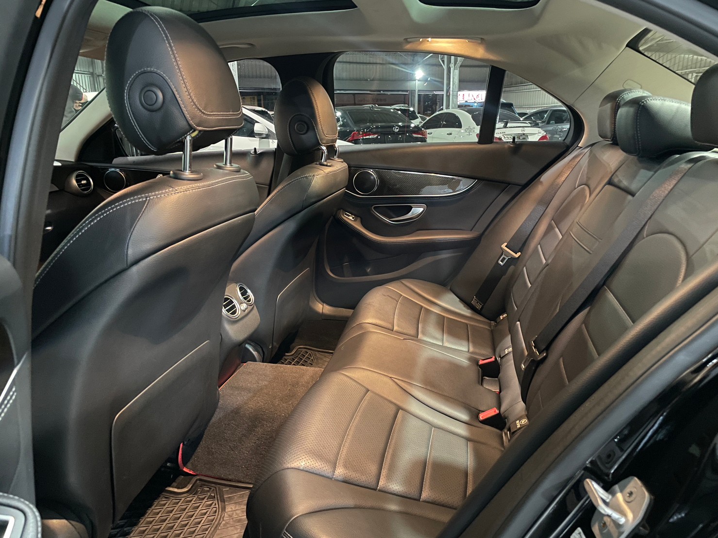 ♦️W205型 M-Benz C-Class C300 AMG♦️  第12張相片