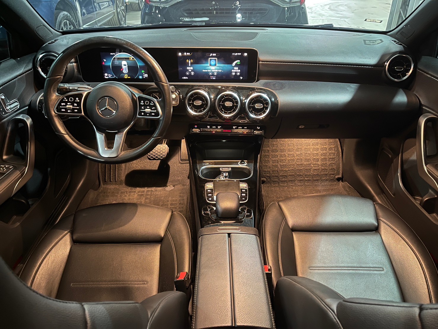 正2019年♦️M-Benz A-Class A200♦️  第7張相片