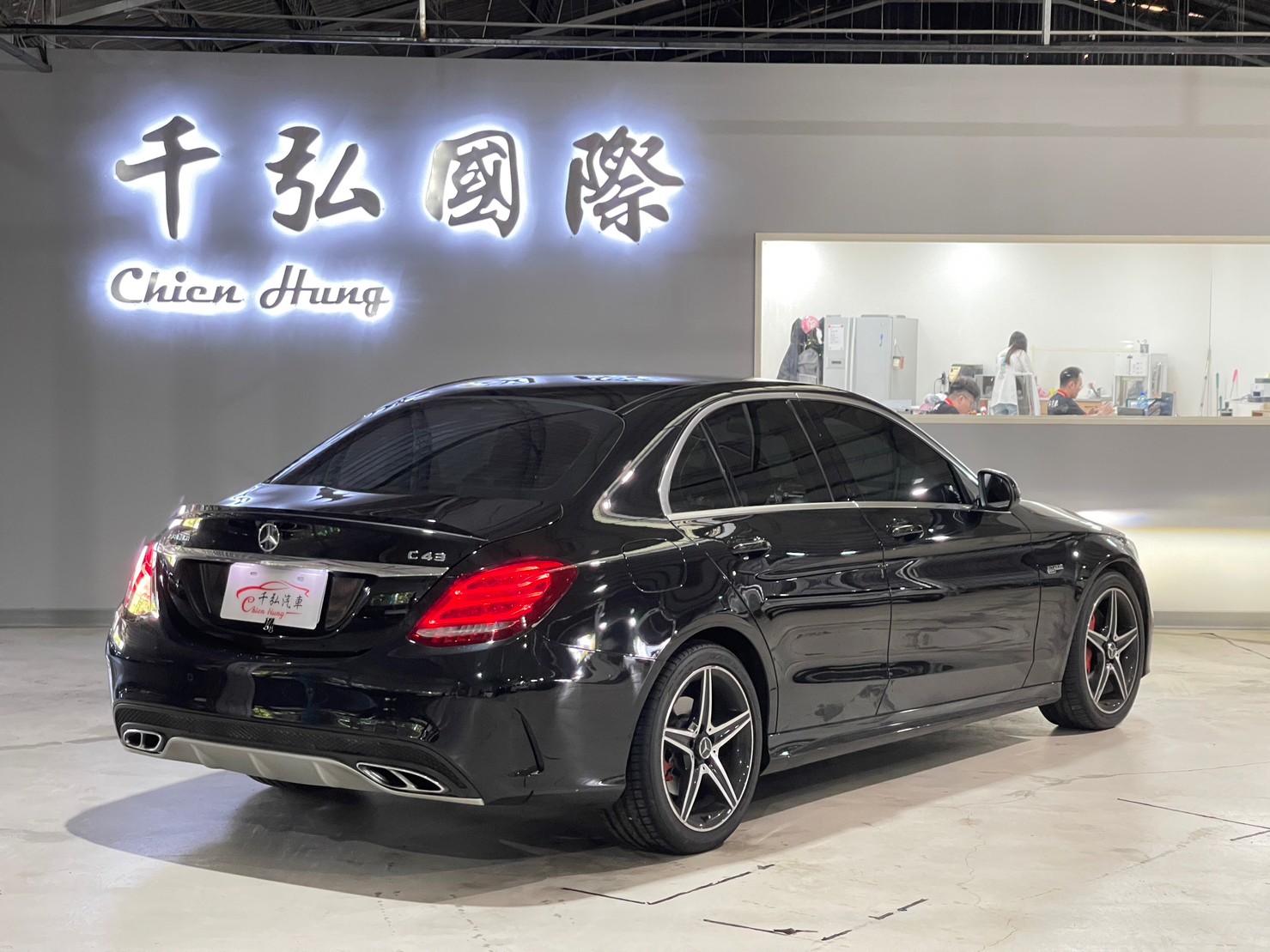 正2015年♦️W205型 M-Benz C-Class C300 AMG♦️  第4張相片