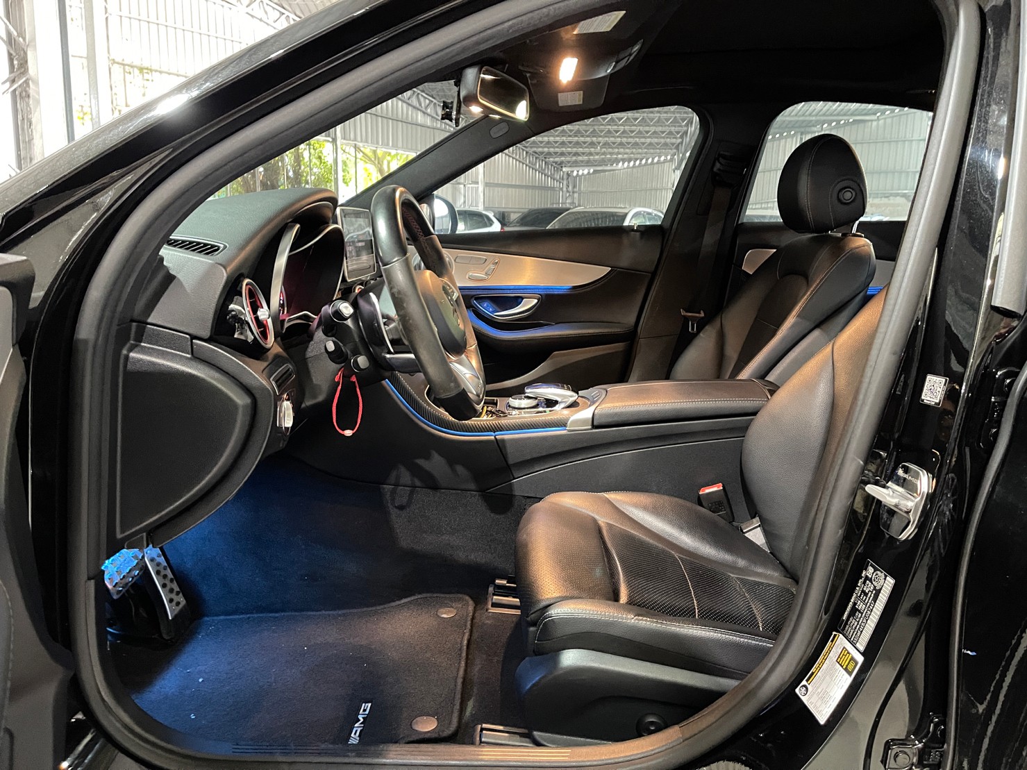 正2015年♦️W205型 M-Benz C-Class C300 AMG♦️  第5張相片