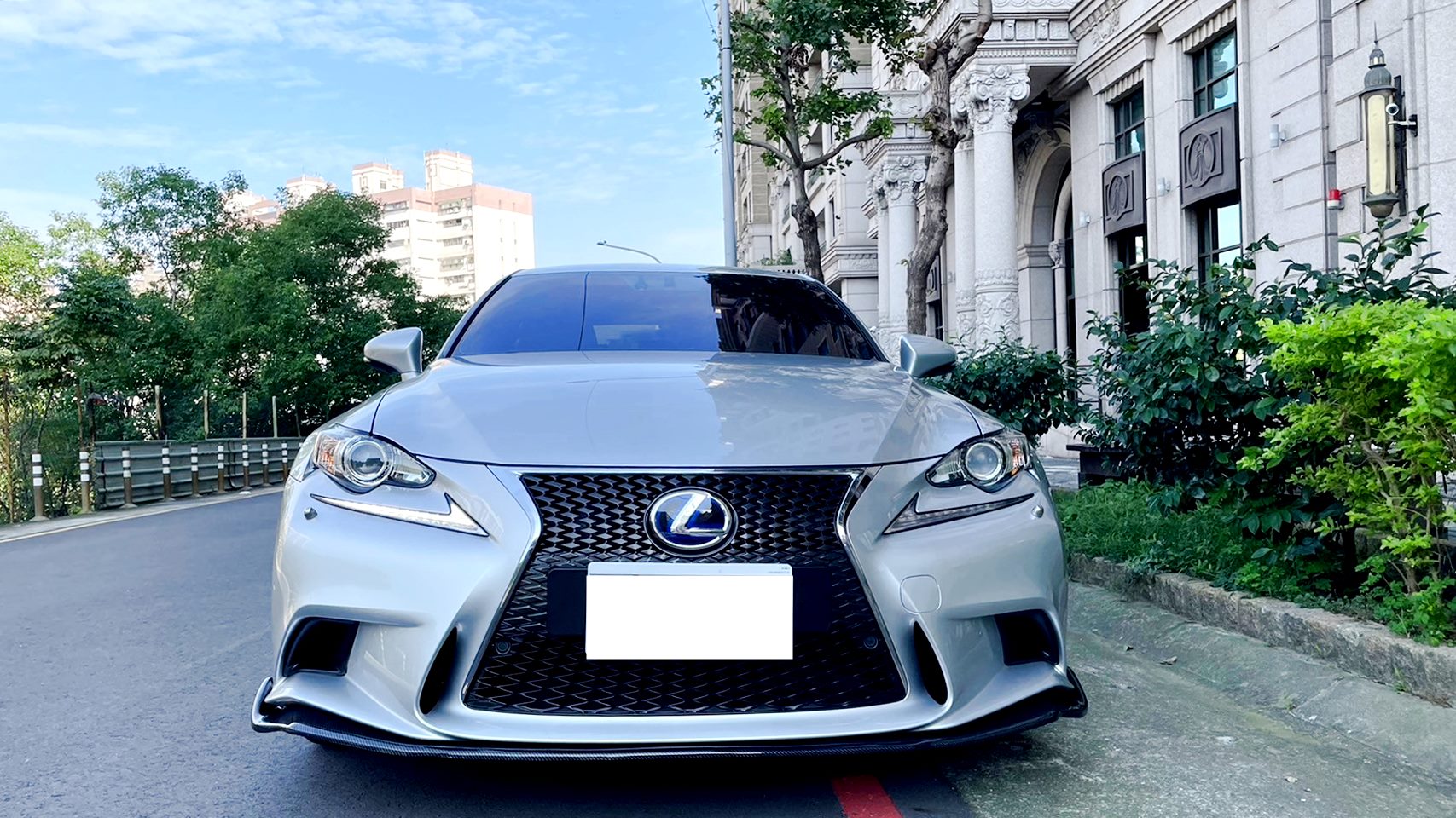 2015年 LEXUS IS300H F-SPORT 正運動版 車況漂亮里程跑少  第2張相片