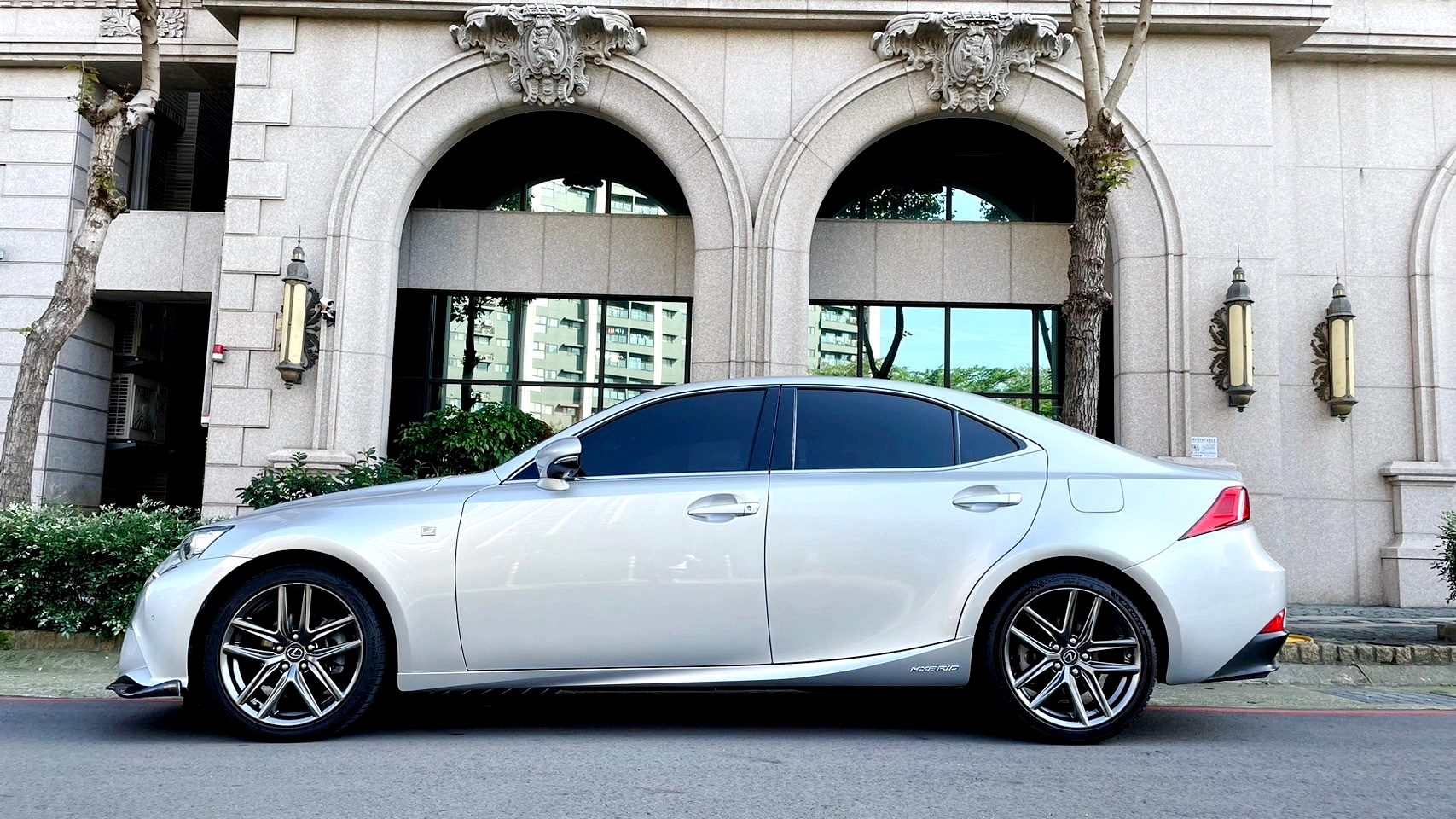 2015年 LEXUS IS300H F-SPORT 正運動版 車況漂亮里程跑少  第4張相片