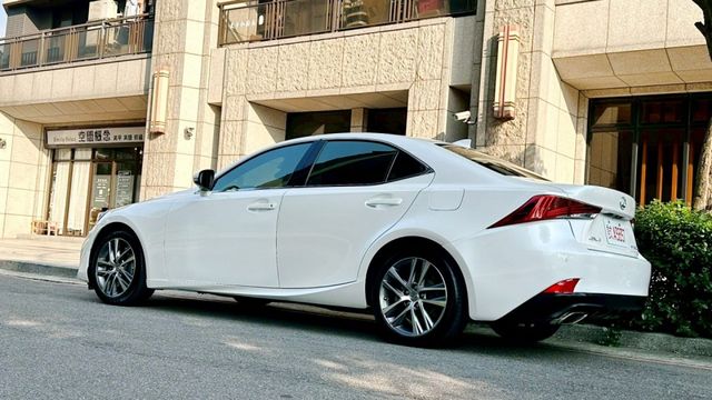 2016/17年 LEXUS  IS200T 豪華版  2.0 渦輪引擎 小改款後  第3張相片