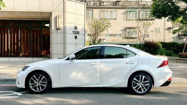 2016/17年 LEXUS  IS200T 豪華版  2.0 渦輪引擎 小改款後  第5張相片