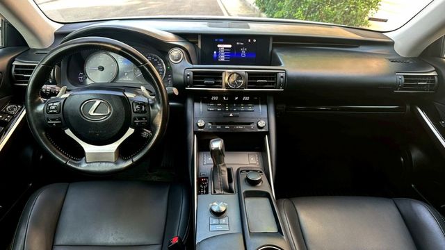 2016/17年 LEXUS  IS200T 豪華版  2.0 渦輪引擎 小改款後  第6張相片