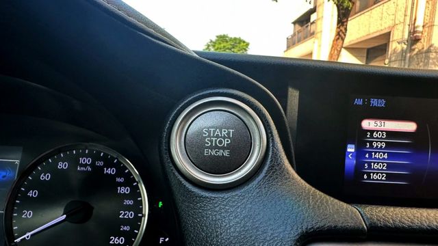 2016/17年 LEXUS  IS200T 豪華版  2.0 渦輪引擎 小改款後  第9張相片
