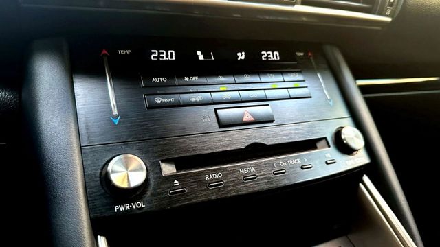 2016/17年 LEXUS  IS200T 豪華版  2.0 渦輪引擎 小改款後  第10張相片