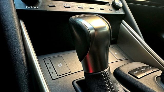 2016/17年 LEXUS  IS200T 豪華版  2.0 渦輪引擎 小改款後  第11張相片