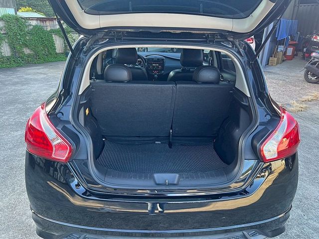 豪華版  I-KEY / 恆溫 / 定速 / 方向盤快控 / 空力套件  第17張相片