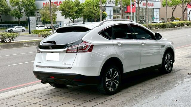 2014年 納智捷 U6 TURBO 2.0  一字頭就能輕鬆入手，配備: 摸門 / 天窗 / 換檔撥片 / 環景 /  第7張相片