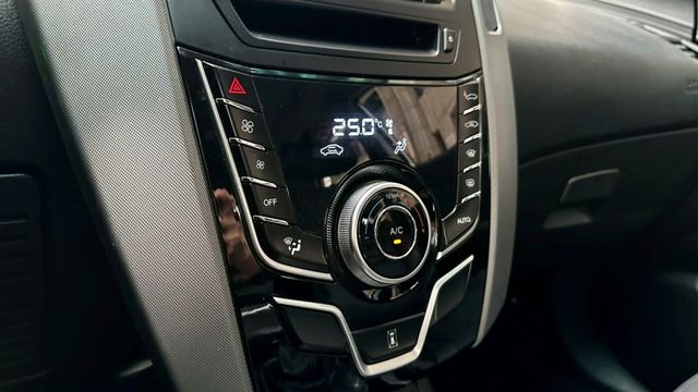 2014年 納智捷 U6 TURBO 2.0  一字頭就能輕鬆入手，配備: 摸門 / 天窗 / 換檔撥片 / 環景 /  第13張相片