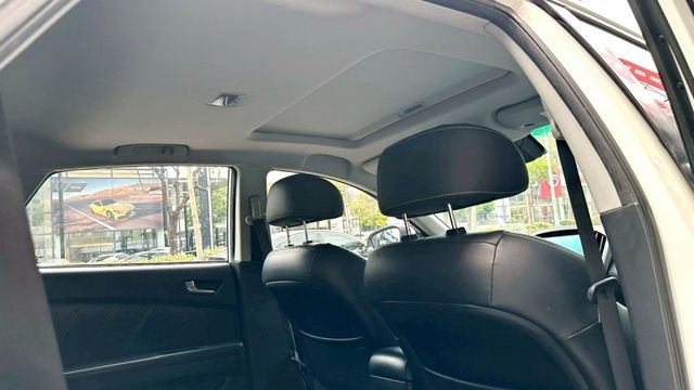 2014年 納智捷 U6 TURBO 2.0  一字頭就能輕鬆入手，配備: 摸門 / 天窗 / 換檔撥片 / 環景 /  第15張相片