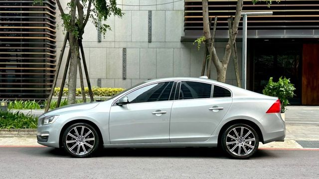 2013年 VOLVO S60 T4 1.6 小改款後 ACC跟車 / 盲點 / 車偏 / 電動椅  第6張相片