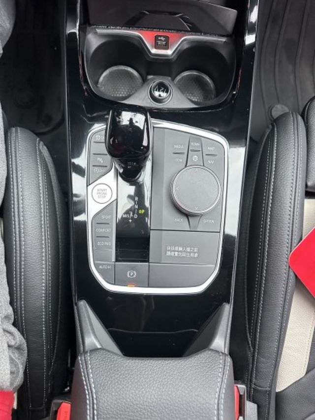 2020年BMW 118i 一手女用車  第12張相片