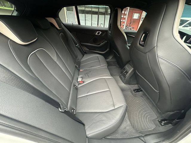 2020年BMW 118i 一手女用車  第14張相片