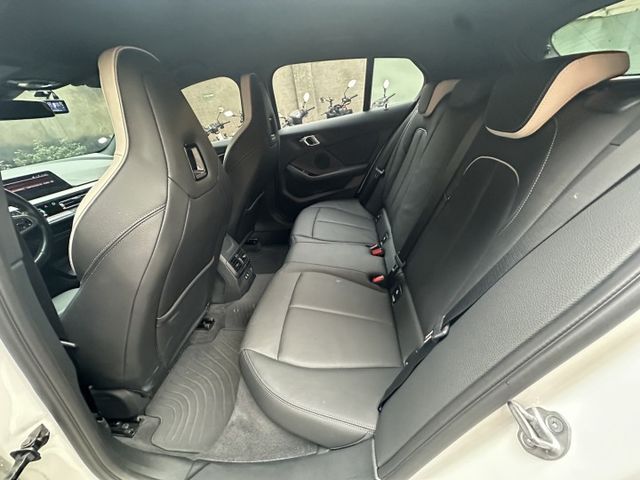2020年BMW 118i 一手女用車  第16張相片