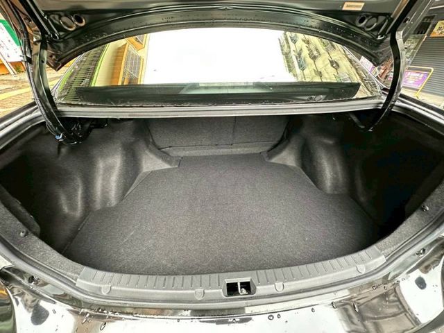 2011年Altis 里程少，車漂亮，冷氣冷  第15張相片