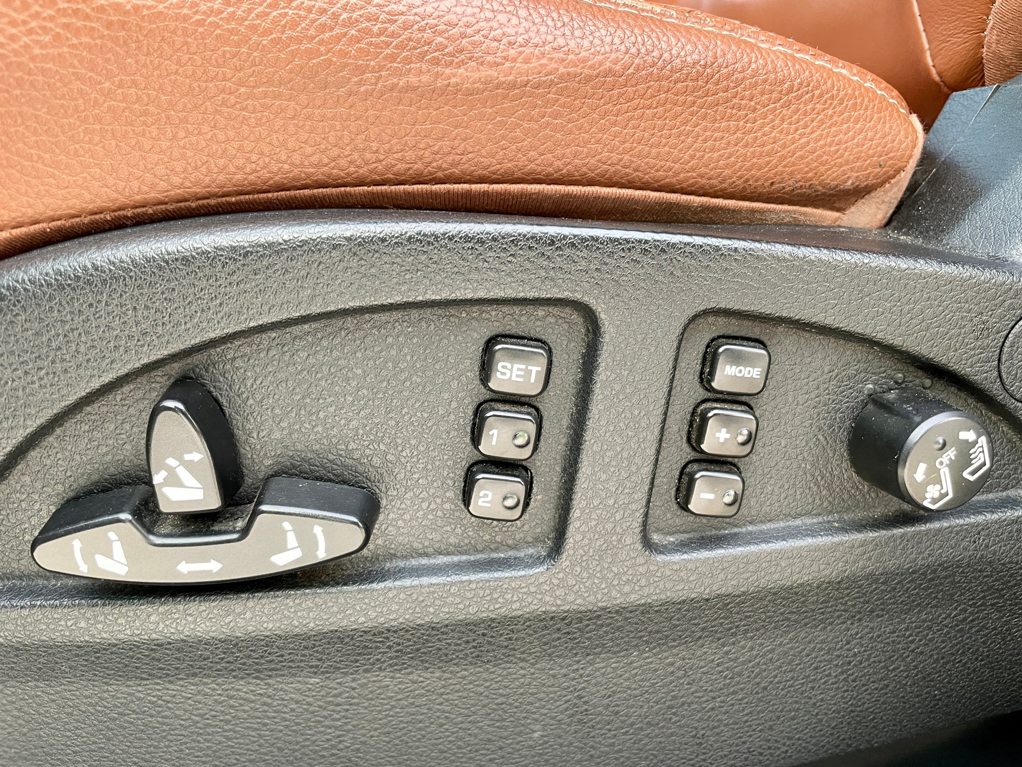 2010年 Luxgen U7 2.2T 霸氣黑  第6張相片