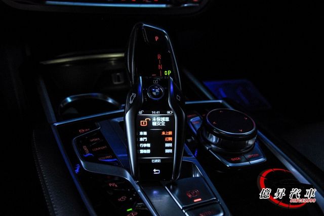 抬頭顯示器、360度環景、電動吸門，碳纖維車體，豪華、舒適全方位旗艦房車  第11張相片