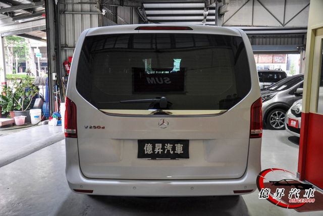 僅跑6.6萬公里，新車價319萬 Avantgarde，雙天窗，第二排獨立座椅，純家庭自用車  第4張相片