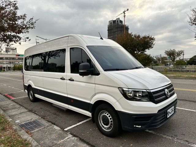 高頂八人座，獨立座椅、KTV、冰箱、電動側踏板，全車百萬裝潢，買回去直接上路賺錢  第2張相片