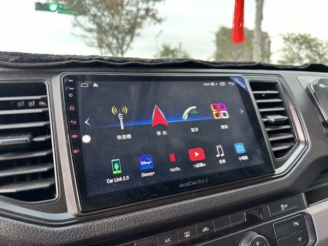 高頂八人座，獨立座椅、KTV、冰箱、電動側踏板，全車百萬裝潢，買回去直接上路賺錢  第9張相片