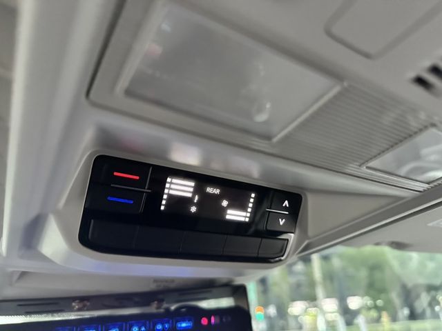 高頂八人座，獨立座椅、KTV、冰箱、電動側踏板，全車百萬裝潢，買回去直接上路賺錢  第12張相片