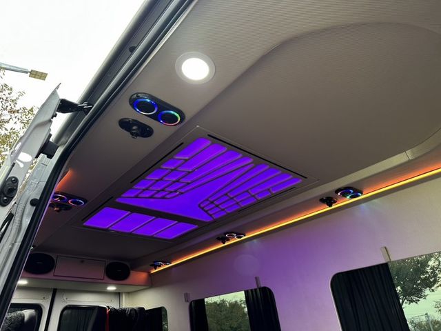 高頂八人座，獨立座椅、KTV、冰箱、電動側踏板，全車百萬裝潢，買回去直接上路賺錢  第15張相片