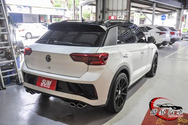 一手車，20萬精品音響升級，消光白貼膜(底色白)，四輪驅動，正T-ROC R  第6張相片