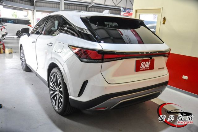 電動天窗、冷熱通風座椅、360度環景、HUD抬頭顯示器，新車保固中，現省落地後價差  第5張相片