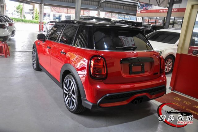 低里程，跑車座椅、CarPlay、數位儀表、英國國旗尾燈、中置鍍鉻雙排氣尾管  第3張相片
