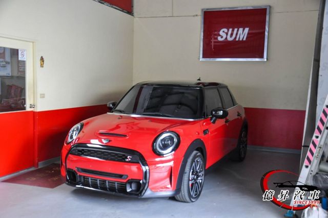 低里程，跑車座椅、CarPlay、數位儀表、英國國旗尾燈、中置鍍鉻雙排氣尾管  第7張相片